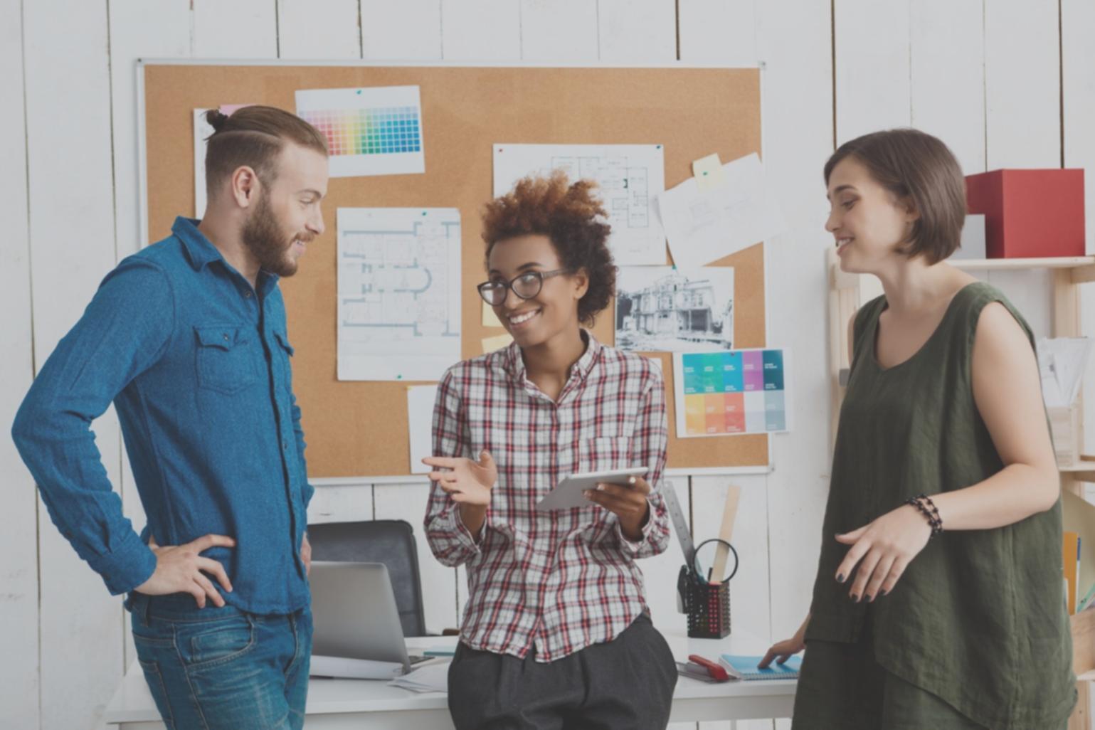 Moderne Büroumgebung mit Finanzanalyse-Arbeitsplätzen